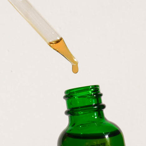 Golden oil dropper for SÍ Vitamin C Serum with oil-soluble vitamin C
